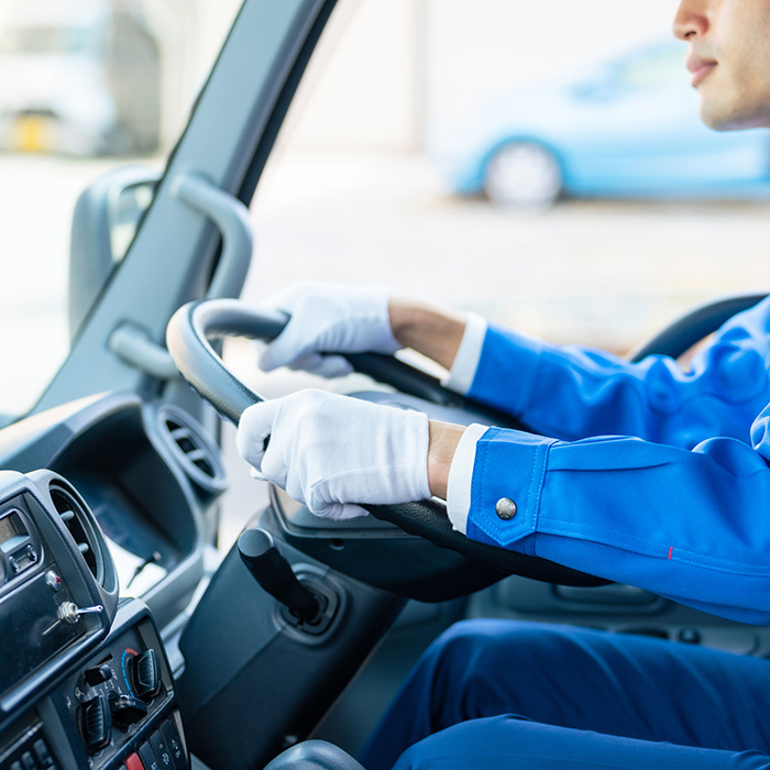 荷物をお客様へ渡す